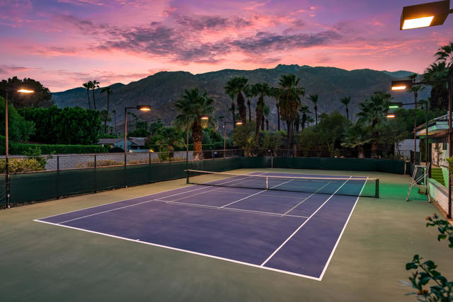 835 N Avenida Palmas, Palm Springs, CA 92262