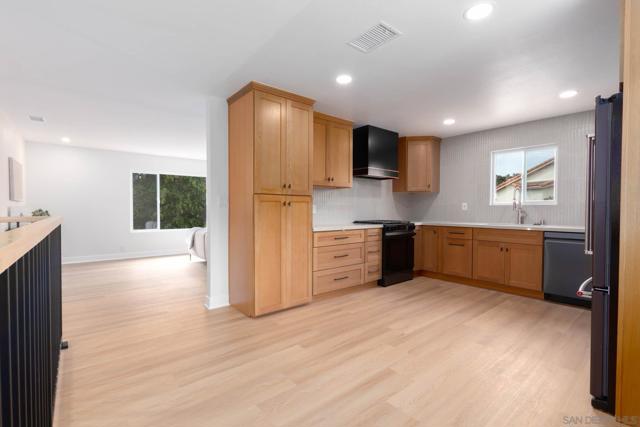 361 E Indian Rock Rd, Vista CA: https://media.crmls.org/mediaz/e3397dc5-f990-49a5-8cda-73225802c212.jpg