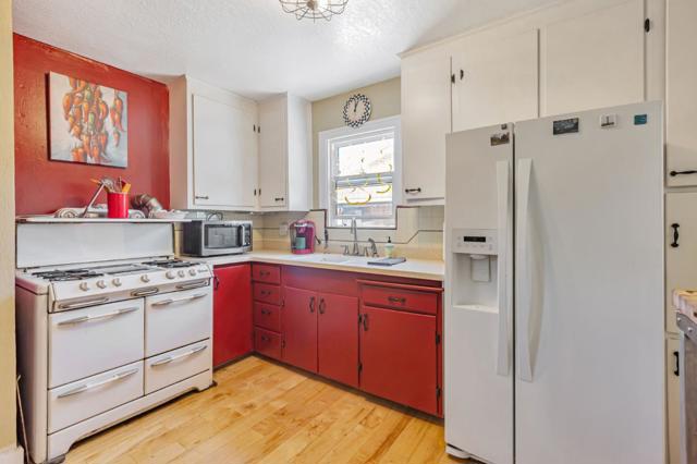 484 E Evelyn Avenue, Sunnyvale CA: https://media.crmls.org/mediaz/e339f0fb-a506-4b5d-a58f-b6969eeb36ea.jpg
