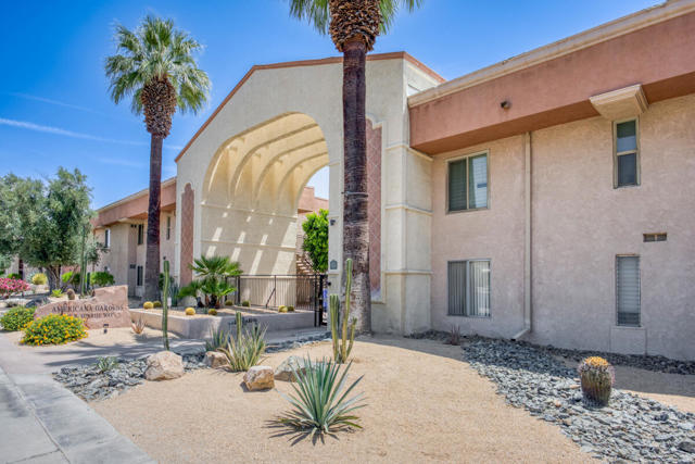 400 N Sunrise Way, Palm Springs CA: https://media.crmls.org/mediaz/e33a2bcf-7dea-4e39-8a18-20ef51f5b013.jpg