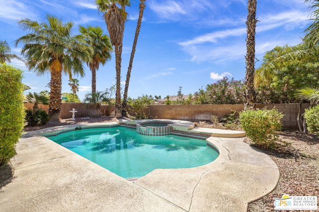 42667 Cardiff Street, Palm Desert CA: https://media.crmls.org/mediaz/e33ac652-a7bc-417b-bd85-807e35933429.jpg