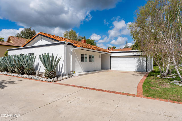 1161 Triunfo Canyon Road, Westlake Village CA: https://media.crmls.org/mediaz/e33bebb5-2a79-4442-8ad9-e3893ef64cf7.jpg