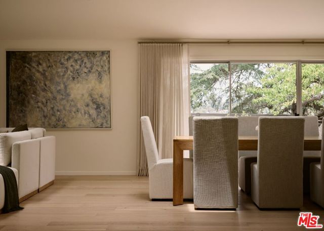 15674 Royal Ridge Road, Sherman Oaks CA: https://media.crmls.org/mediaz/e33c0b62-03d7-43b8-b044-30354193a06a.jpg