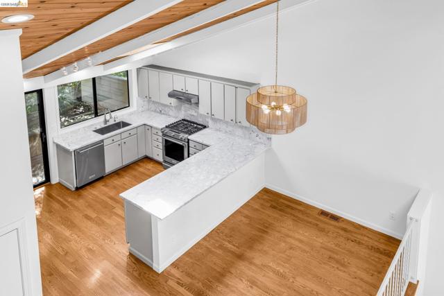 1881 Grand View Drive, Oakland CA: https://media.crmls.org/mediaz/e33c833c-46c3-4855-853c-d9fed4a8a098.jpg