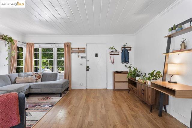 3148 Sylvan Ave, Oakland CA: https://media.crmls.org/mediaz/e33cdacf-cea2-414c-b7aa-0008bf44ad02.jpg
