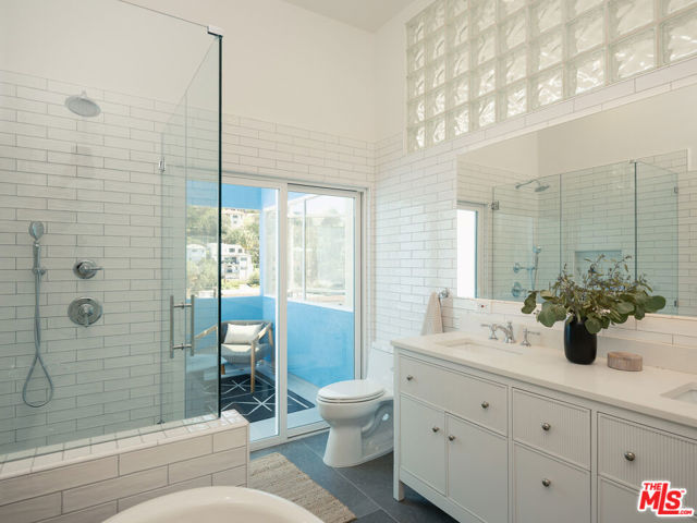 1624 Westerly Terrace, Los Angeles CA: https://media.crmls.org/mediaz/e33e3877-cdee-4353-b6a7-86b4486a1b97.jpg