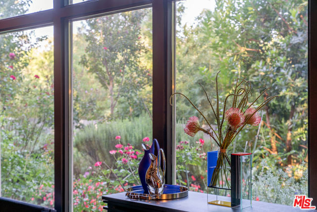 8581 Appian Way, Los Angeles CA: https://media.crmls.org/mediaz/e33e74a1-04ba-4bbf-9744-79e077bd5436.jpg