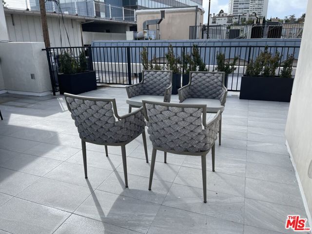 9842 Vidor Drive, Los Angeles CA: https://media.crmls.org/mediaz/e33f812c-ff76-4735-b32f-fa46593a80f9.jpg