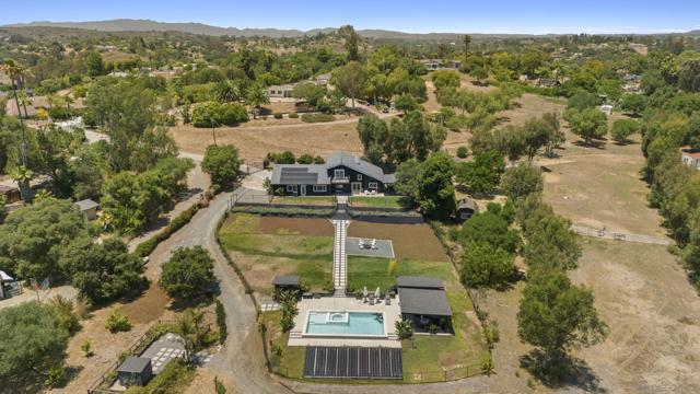 3860 Las Flores, Fallbrook CA: https://media.crmls.org/mediaz/e3402d57-cde8-44ce-8d71-015e9c64bf1f.jpg