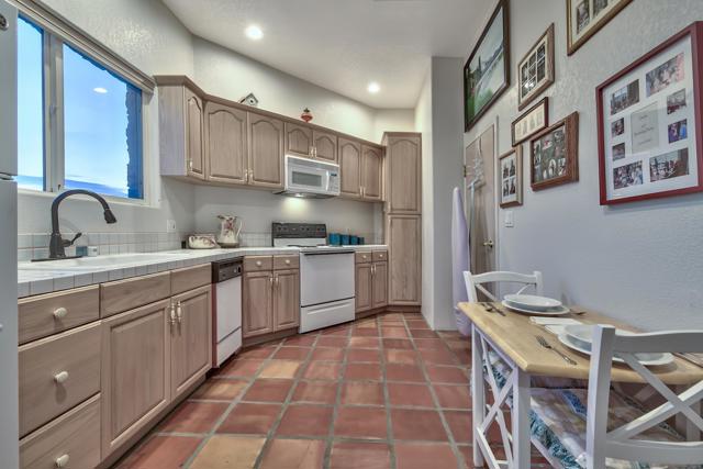 350 Aspen Lane, Bridgeport CA: https://media.crmls.org/mediaz/e34110a9-ee2d-467e-a645-d34a6f1fff30.jpg