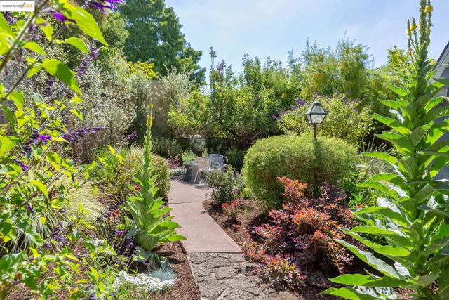 1145 Mandana Blvd, Oakland CA: https://media.crmls.org/mediaz/e3417dea-7286-4c59-b2ae-8881e40a041e.jpg