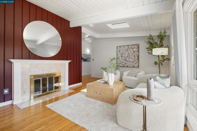 18977 Thornbury ave, Castro Valley CA: https://media.crmls.org/mediaz/e3427e62-ffe1-4cac-ab23-3e69d51552b0.jpg