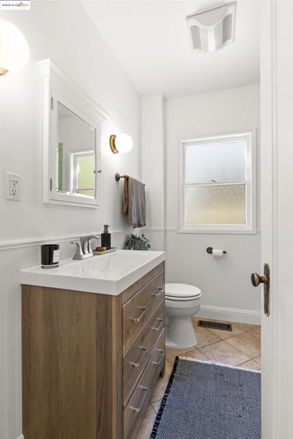 2451 Carmel St, Oakland CA: https://media.crmls.org/mediaz/e3431b14-48cc-45c7-8f21-8c5f49d3b36f.jpg