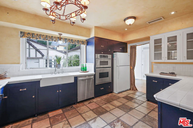 2005 Chilton Drive, Glendale CA: https://media.crmls.org/mediaz/e343be82-8b72-4267-904b-e9bfe9052153.jpg