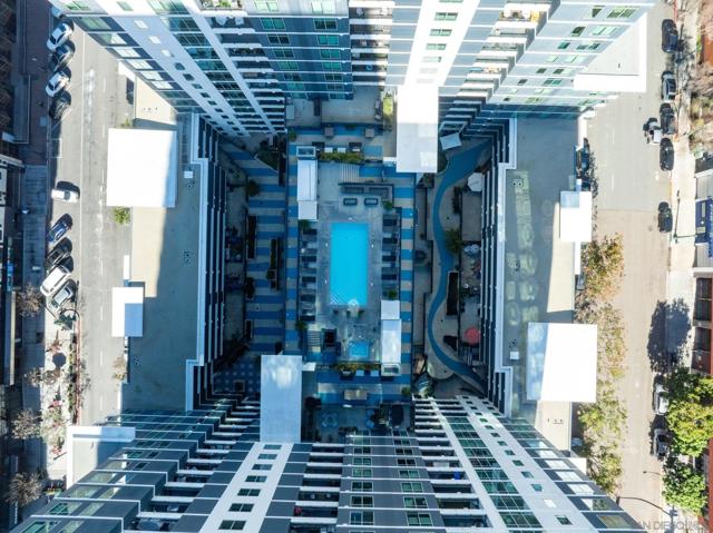 425 W Beech St, San Diego CA: https://media.crmls.org/mediaz/e344796d-22d4-4d54-9bc7-de17fe7b9895.jpg