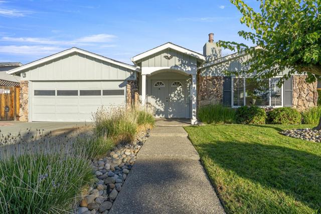 2476 Le Bain Drive, San Jose CA: https://media.crmls.org/mediaz/e3456033-ccb2-4613-b00b-c7132fdc056d.jpg