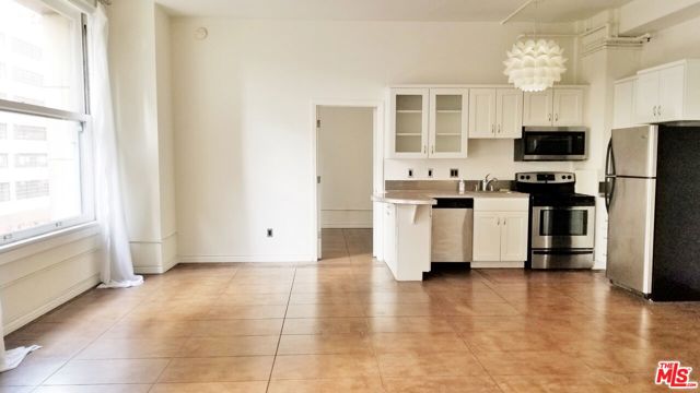 215 W 7th Street, Los Angeles CA: https://media.crmls.org/mediaz/e3457bdf-09b9-498c-8c39-7b30ceadf524.jpg