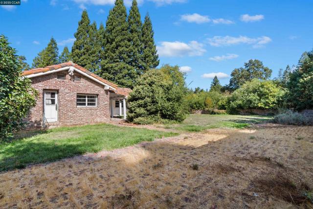 2339 Tice Valley Blvd, Walnut Creek CA: https://media.crmls.org/mediaz/e34598de-7b5b-416f-badf-86c529897b7a.jpg