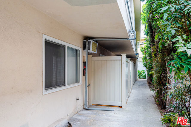 553 N Flores Street, West Hollywood CA: https://media.crmls.org/mediaz/e3459c31-4bc5-4bea-bf69-2a74a121f9a0.jpg