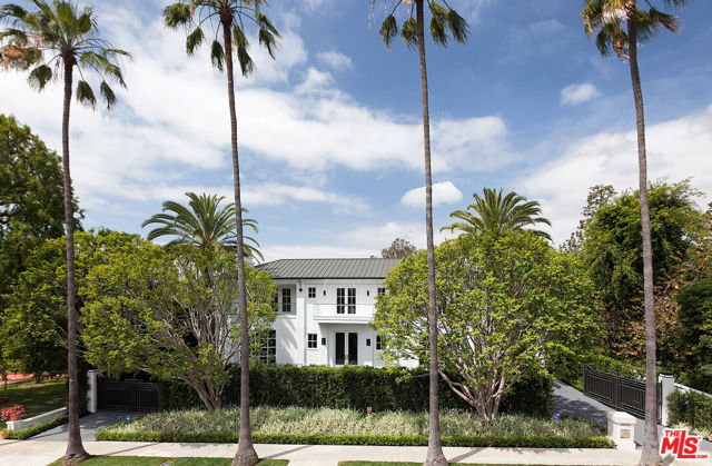 917 N Crescent Drive, Beverly Hills CA: https://media.crmls.org/mediaz/e3461500-8047-4c9e-9bda-033127c0ccea.jpg