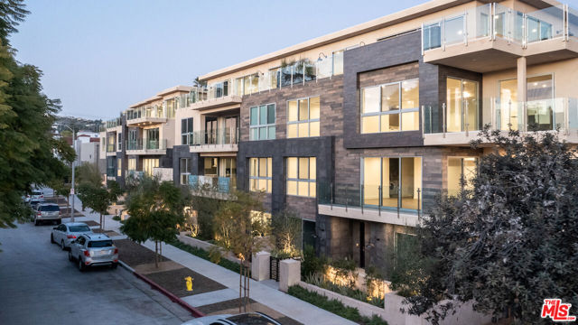 728 N Sweetzer Avenue, West Hollywood CA: https://media.crmls.org/mediaz/e3468638-7ce5-41c5-8e15-9833b8cbf20a.jpg