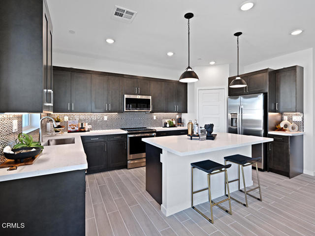 Detail Gallery Image 3 of 25 For 111 Yellow Birch Ln, Piru,  CA 93040 - 3 Beds | 2/1 Baths