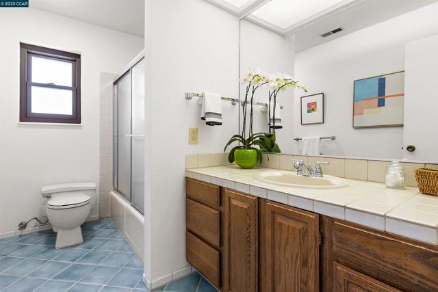 220 Devonshire Ct, Pleasant Hill CA: https://media.crmls.org/mediaz/e34747fd-2ef3-4433-8129-c8334c0e42b3.jpg