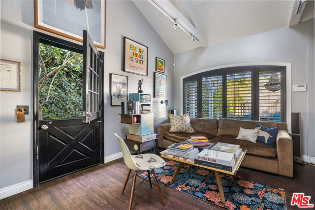 1801 San Ysidro Drive, Beverly Hills CA: https://media.crmls.org/mediaz/e34778c0-96a9-48fe-95fa-428cc77516c7.jpg