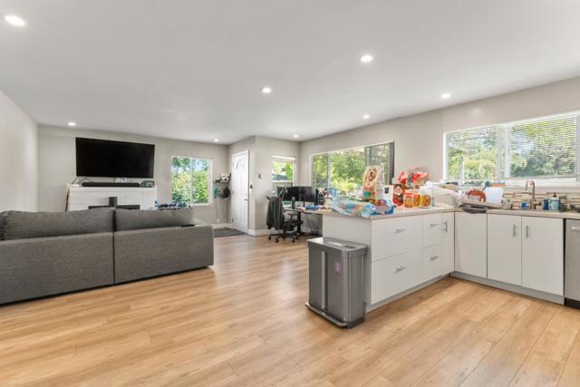 4 Athlone Way, Menlo Park CA: https://media.crmls.org/mediaz/e3480384-fd11-463f-931f-6adb605bfe64.jpg
