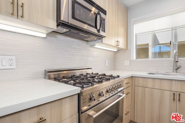 5530 Owensmouth Avenue, 321 photo 6