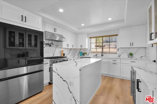 625 9th Street, Hermosa Beach, California 90254, 3 Bedrooms Bedrooms, ,2 BathroomsBathrooms,Residential,Sold,9th,25523845