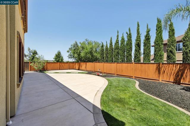 1610 Coventry Dr, Oakley CA: https://media.crmls.org/mediaz/e349981d-d73e-4f8c-9965-d851f2095908.jpg