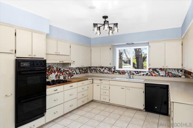 1421 Rincon Rd, Escondido CA: https://media.crmls.org/mediaz/e34afcee-f70e-4c7e-9cb6-0f700a225cf1.jpg