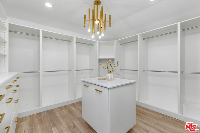 5200 Del Moreno Drive, Woodland Hills CA: https://media.crmls.org/mediaz/e34c5fcf-eeaf-4edb-ba92-e7dcd575eda7.jpg