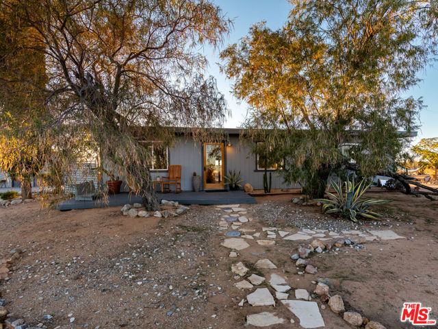 2724 Stonehill Avenue, Joshua Tree CA: https://media.crmls.org/mediaz/e34dbe32-fdee-4ebb-a95c-e94efe2a2640.jpg