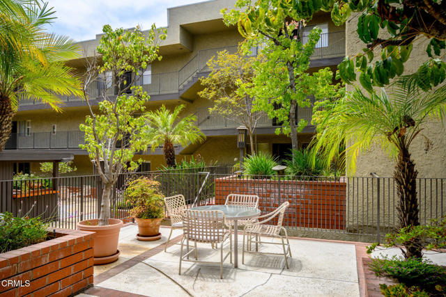 125 W Mountain Street, Glendale CA: https://media.crmls.org/mediaz/e34e5cf4-5176-4ad9-8291-0445a92da29b.jpg