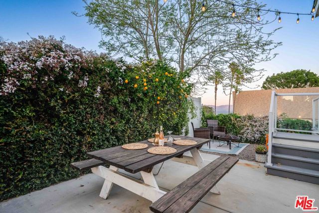 1302 Zuni Lane, Topanga CA: https://media.crmls.org/mediaz/e34e8e28-050e-4e4f-bec7-e8df4d2506f7.jpg