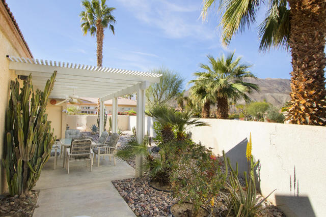 5 Novato Terrace, Rancho Mirage CA: https://media.crmls.org/mediaz/e34eaa41-e4c3-4b25-8ac7-01eed46ea6c9.jpg