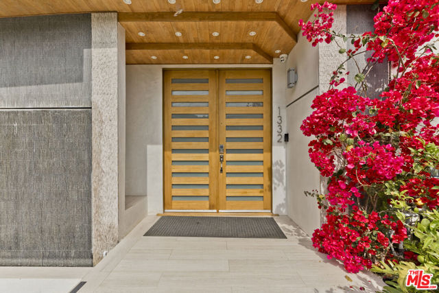 1332 El Hito Circle, Pacific Palisades CA: https://media.crmls.org/mediaz/e34fcf38-d09e-455c-839d-6827f34a0b9f.jpg