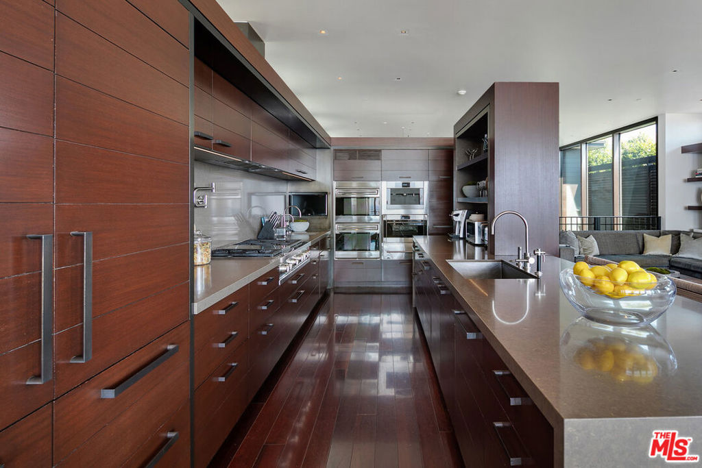 3216 The Strand