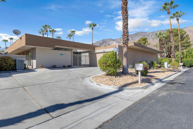 469 E Mariposa Drive, Palm Springs CA: https://media.crmls.org/mediaz/e3502c54-7174-4721-ba25-ea02f0c64e51.jpg