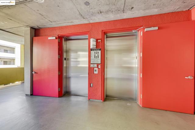 311 Oak St, Oakland CA: https://media.crmls.org/mediaz/e350a3f0-11f2-4d9c-be03-3968cd35c42d.jpg