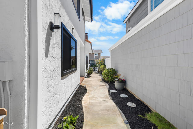 3960 W Hemlock Street, Oxnard CA: https://media.crmls.org/mediaz/e350acfa-8c60-4009-8c97-c79cc4b30fd4.jpg