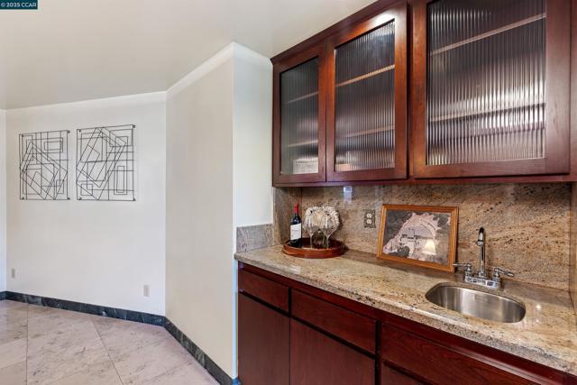 39 Mira Loma Rd, Orinda CA: https://media.crmls.org/mediaz/e350c261-cb63-4581-a0c7-b49b3e6c9440.jpg