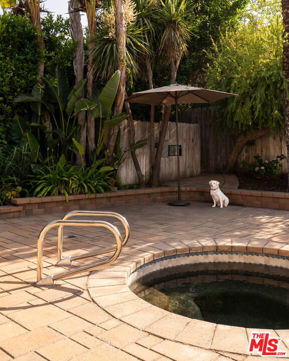 4841 Swinton Avenue, Encino CA: https://media.crmls.org/mediaz/e350d1e0-3340-4dd8-a8e4-9ae683e155d0.jpg