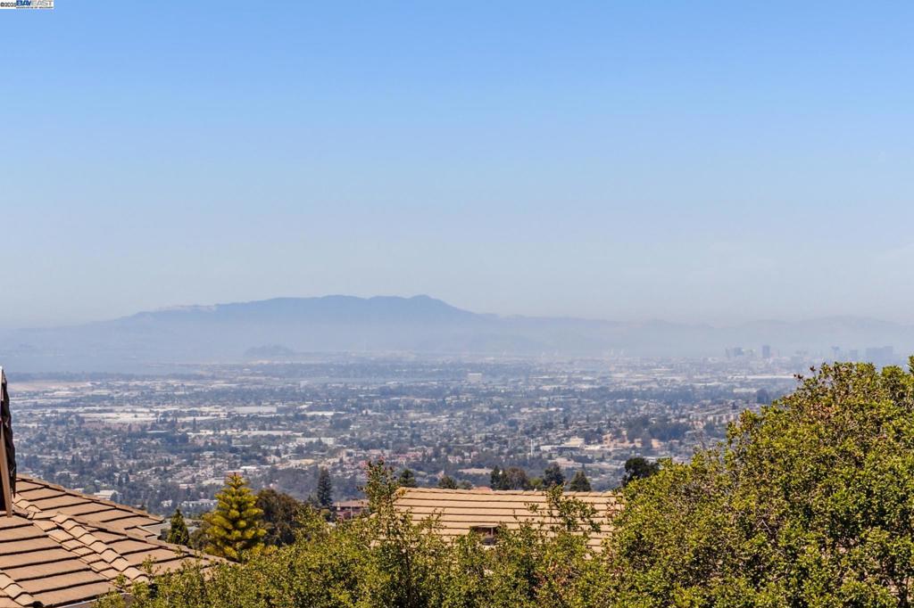 https://media.crmls.org/mediaz/e3528376-f055-4382-871b-1fdcc9a5096b.jpg?preset=X-Large