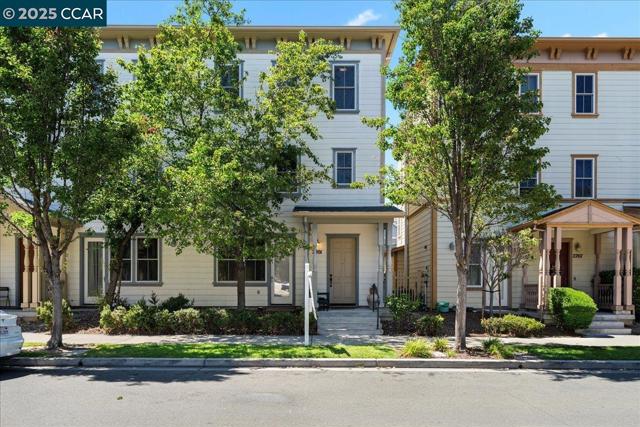 2201 Tsushima St, Hercules CA: https://media.crmls.org/mediaz/e352f59a-84e0-45b6-9094-260be80dcefa.jpg