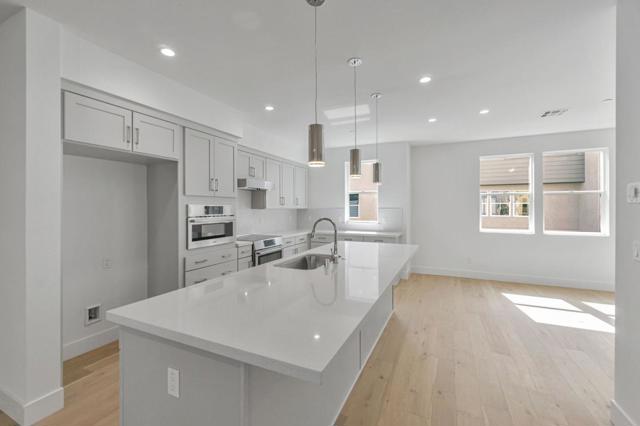 2102 Ivory Terrace, San Ramon CA: https://media.crmls.org/mediaz/e35340b8-de3a-40c3-a8e0-adc77147a685.jpg