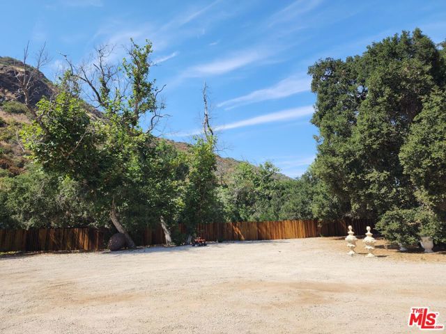 118 W Carlisle Road, Westlake Village CA: https://media.crmls.org/mediaz/e3537bd6-ac77-4ae4-9725-a771ae0d4f13.jpg