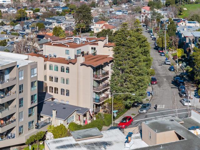 5405 Carlton St, Oakland CA: https://media.crmls.org/mediaz/e353abfd-d56c-44e0-91aa-21d7c8f47464.jpg